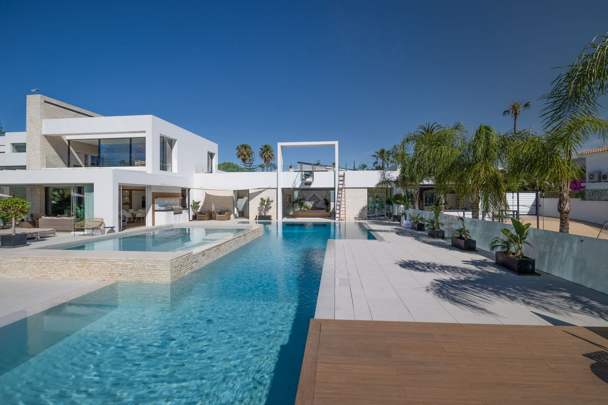 7 Bed Townhouse for sale in El Paraiso Costa Del Sol, Málaga, Spain
