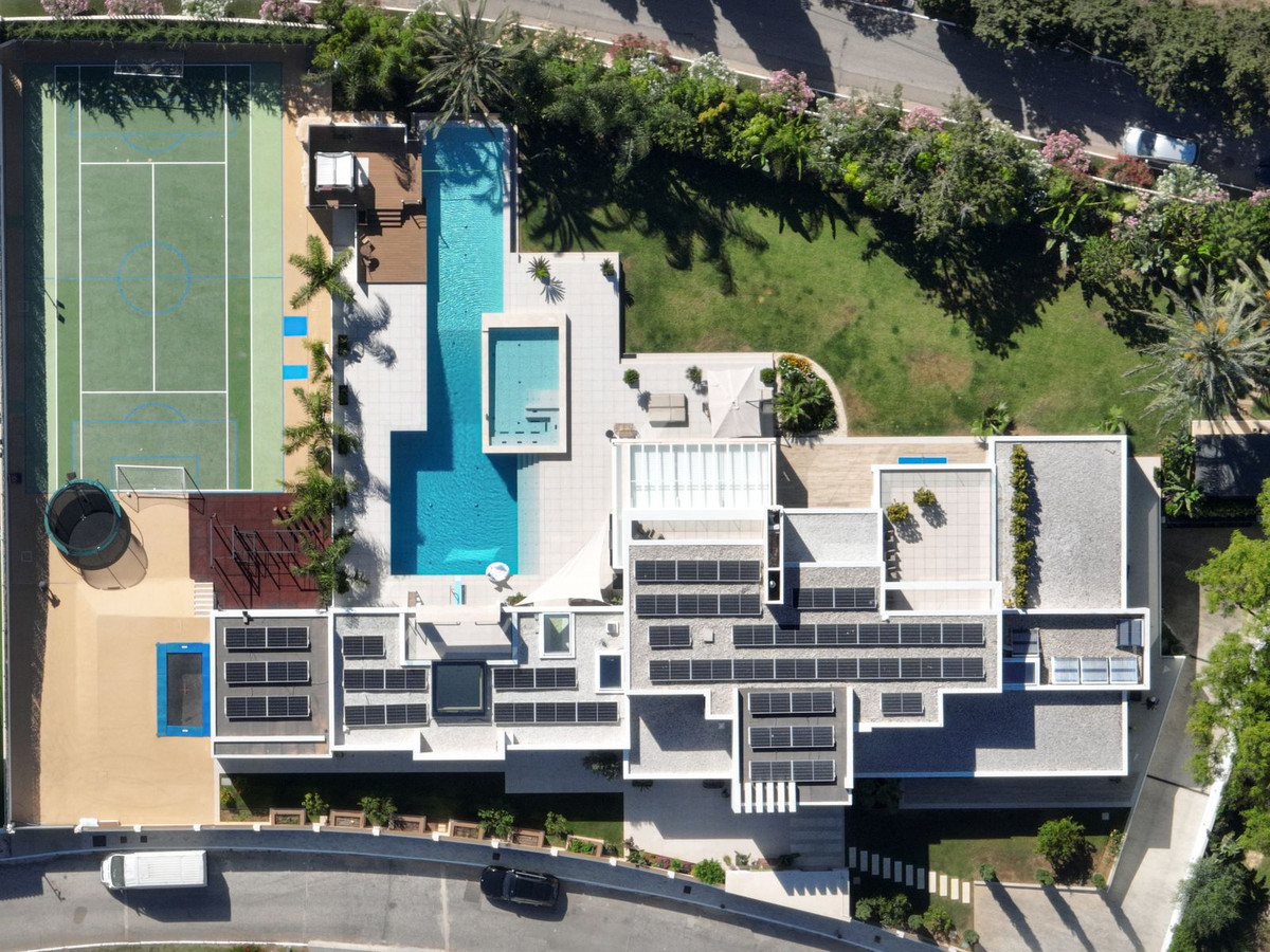7 Bed Townhouse for sale in El Paraiso Costa Del Sol, Málaga, Spain