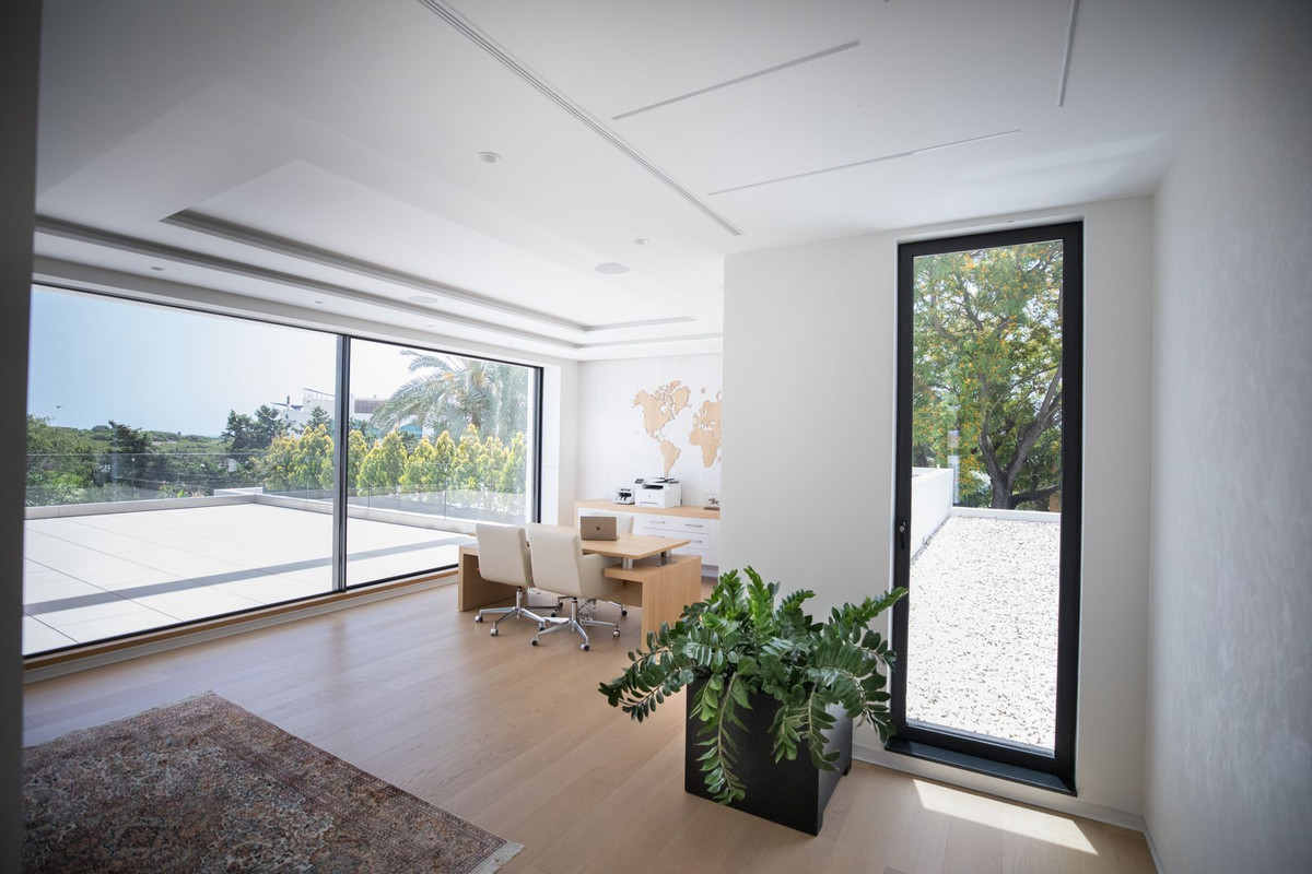7 Bed Townhouse for sale in El Paraiso Costa Del Sol, Málaga, Spain
