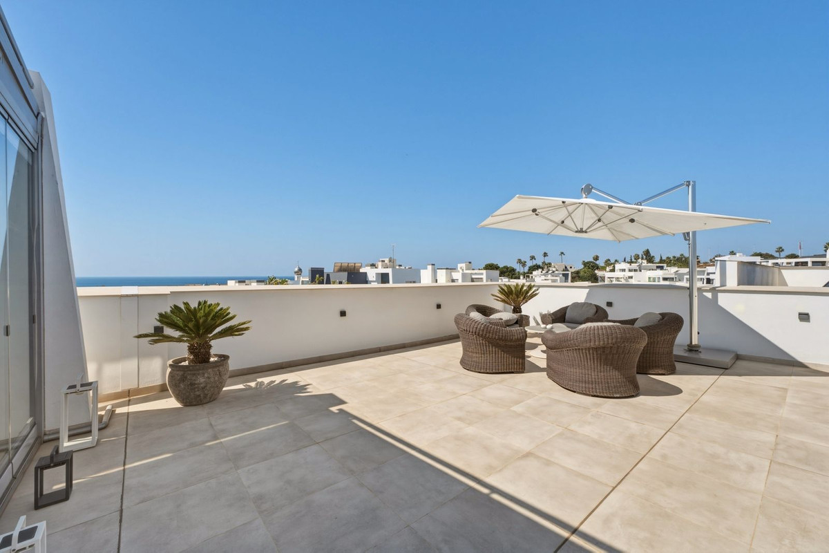 4 Bed Apartment for sale in Selwo Costa Del Sol, Málaga, Spain