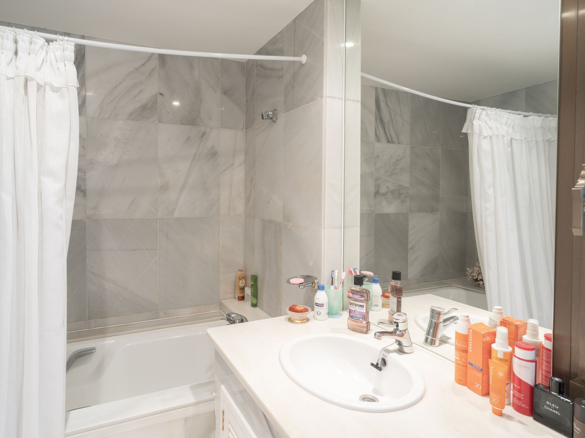4 Bed Apartment for sale in The Golden Mile Costa Del Sol, Málaga, Spain