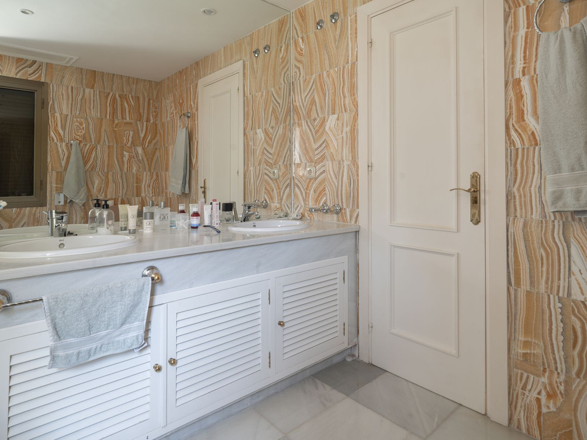 4 Bed Apartment for sale in The Golden Mile Costa Del Sol, Málaga, Spain