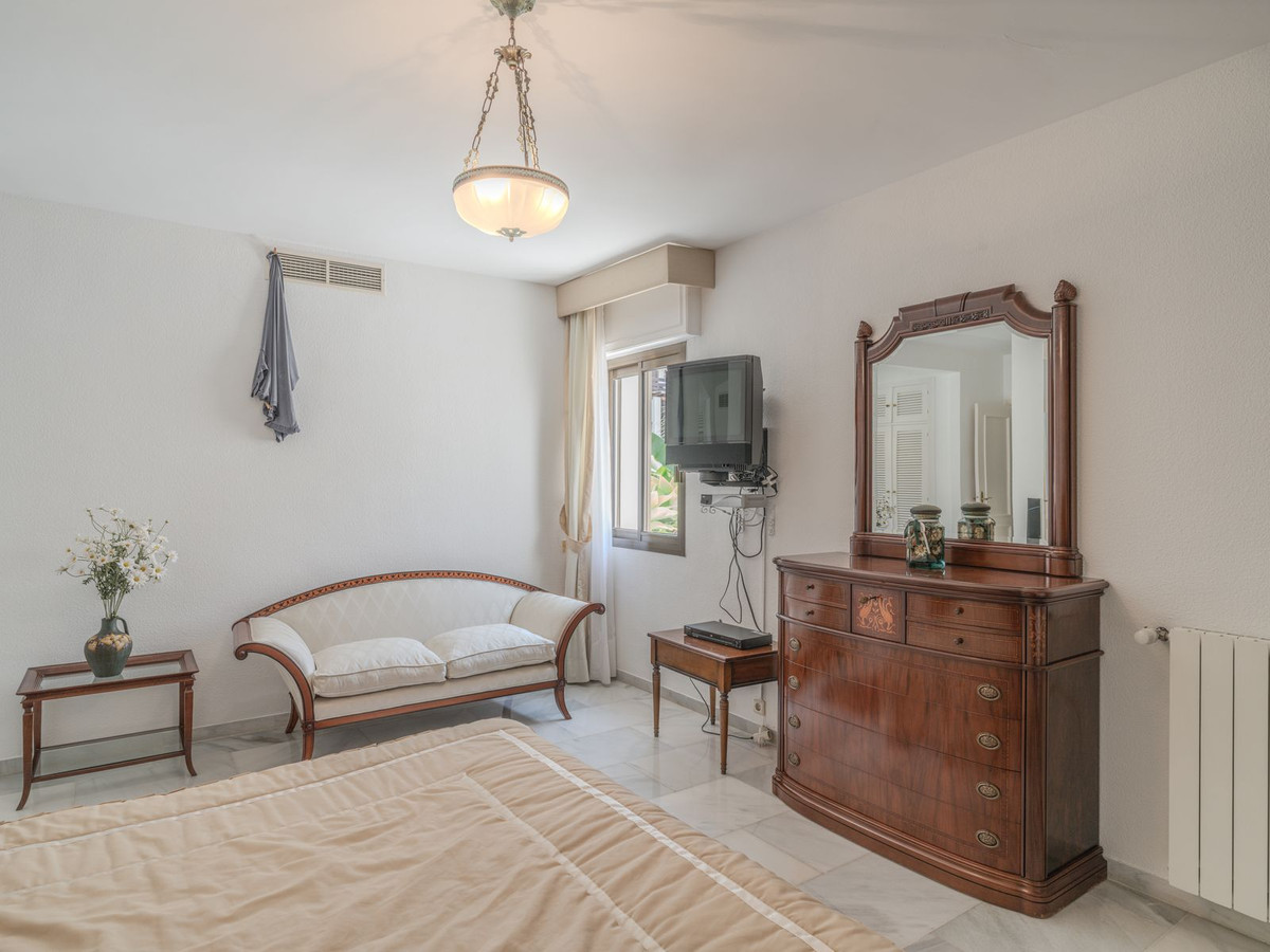 4 Bed Apartment for sale in The Golden Mile Costa Del Sol, Málaga, Spain