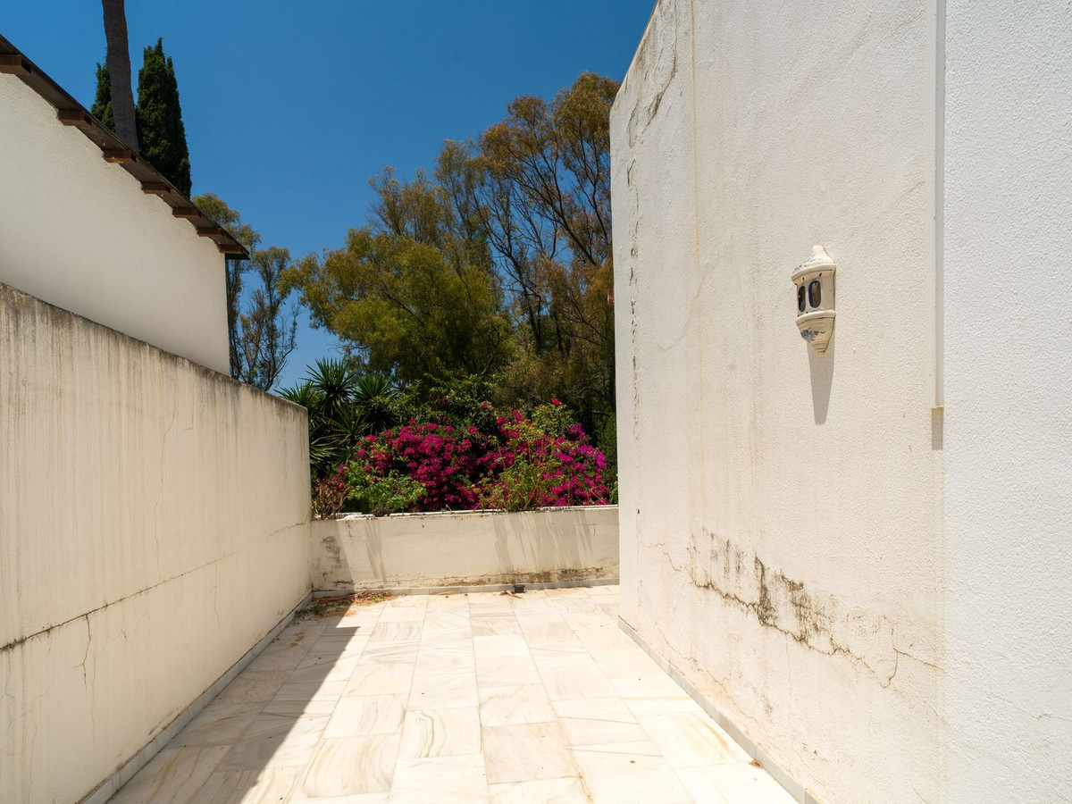 4 Bed Apartment for sale in The Golden Mile Costa Del Sol, Málaga, Spain