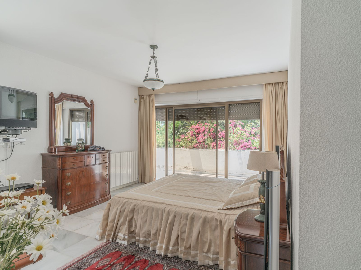 4 Bed Apartment for sale in The Golden Mile Costa Del Sol, Málaga, Spain