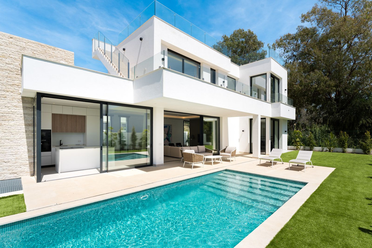 5 Bed Townhouse for sale in Atalaya Costa Del Sol, Málaga, Spain