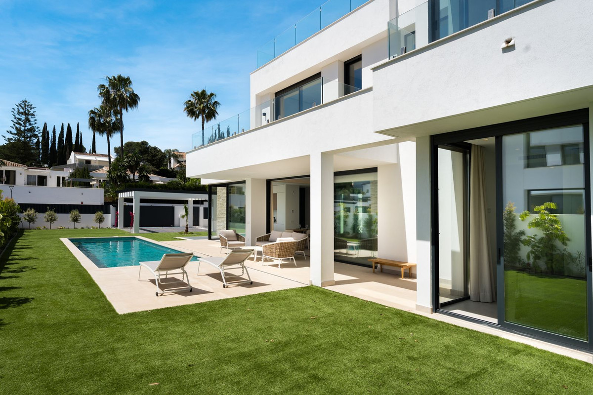 5 Bed Townhouse for sale in Atalaya Costa Del Sol, Málaga, Spain