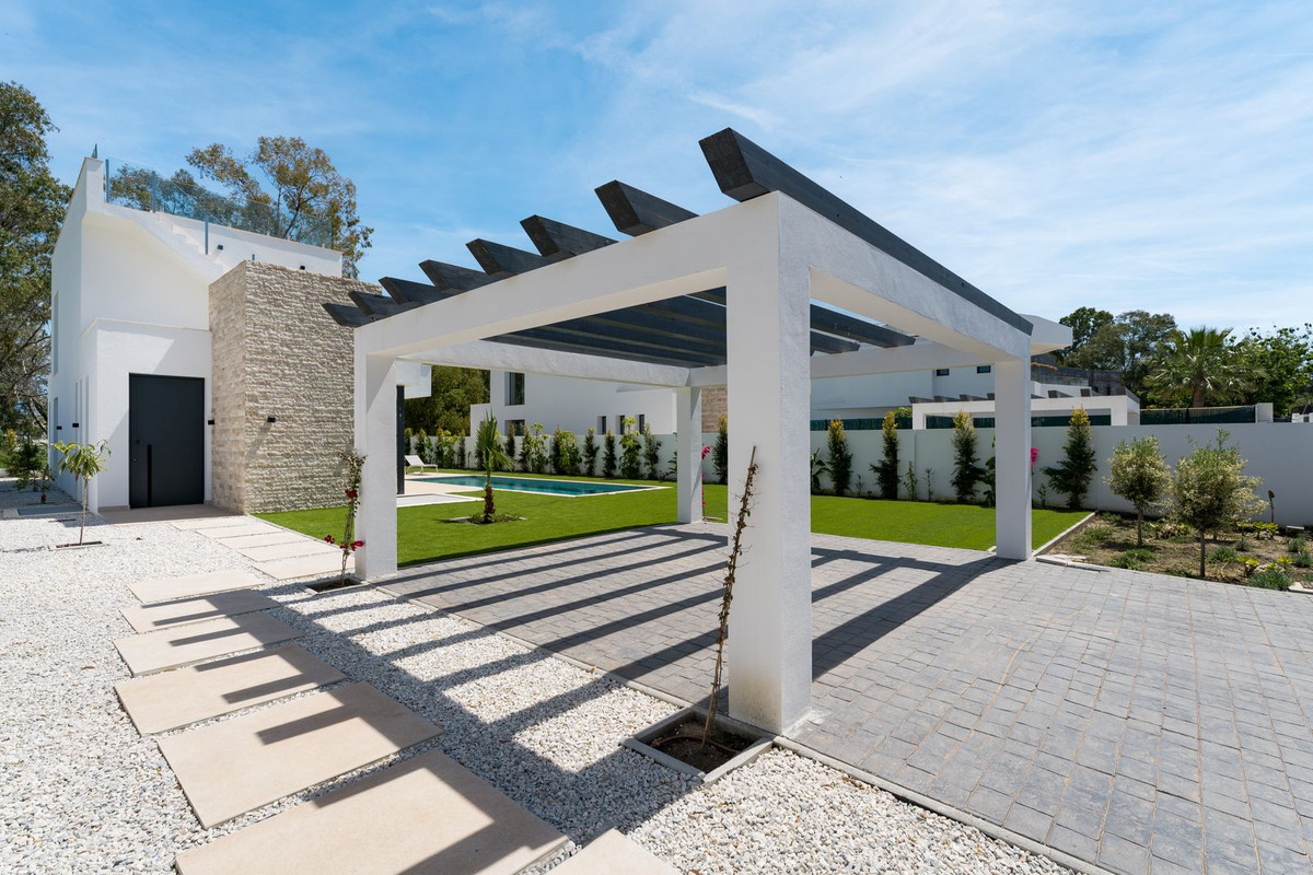 5 Bed Townhouse for sale in Atalaya Costa Del Sol, Málaga, Spain