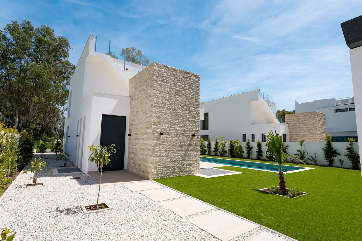 5 Bed Townhouse for sale in Atalaya Costa Del Sol, Málaga, Spain