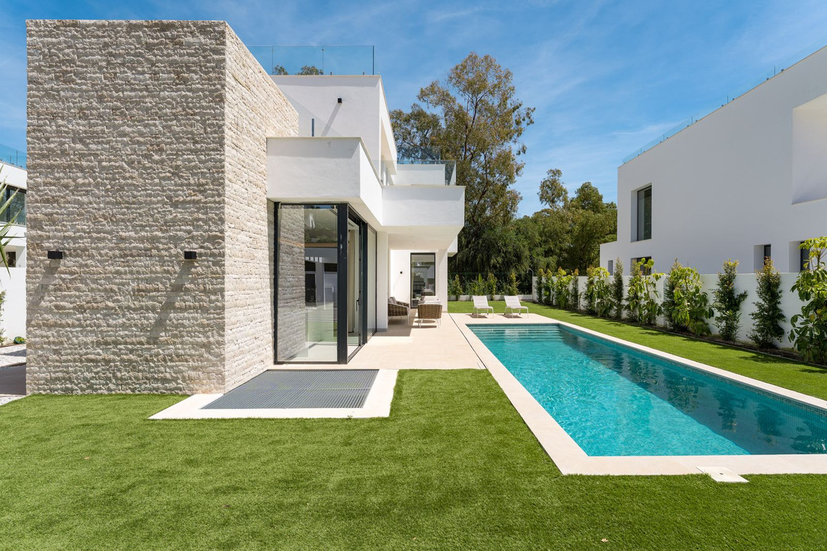 5 Bed Townhouse for sale in Atalaya Costa Del Sol, Málaga, Spain