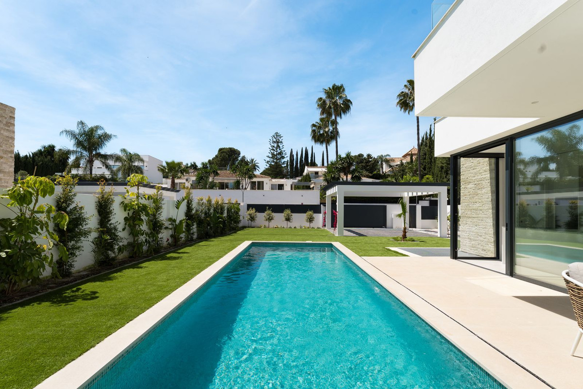 5 Bed Townhouse for sale in Atalaya Costa Del Sol, Málaga, Spain