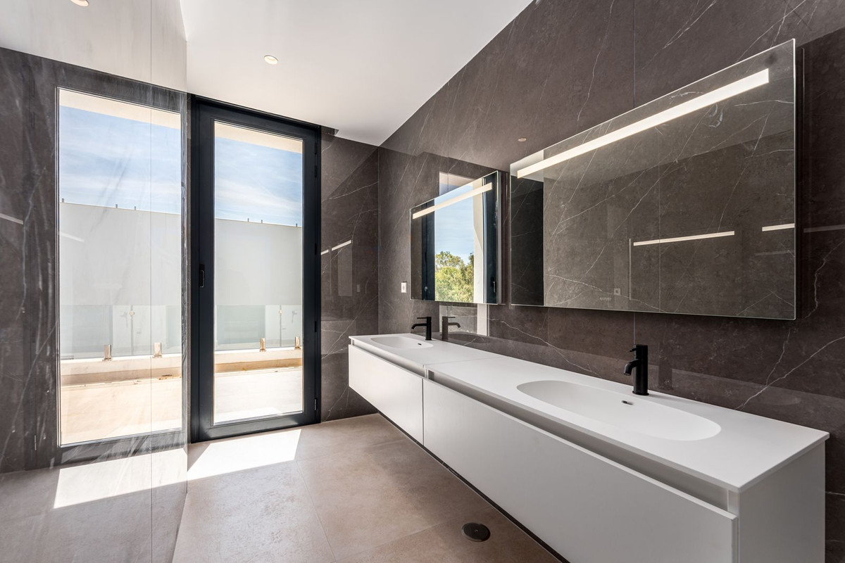 5 Bed Townhouse for sale in Atalaya Costa Del Sol, Málaga, Spain