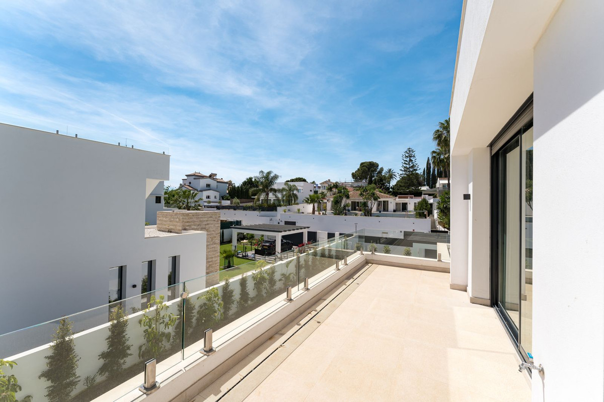5 Bed Townhouse for sale in Atalaya Costa Del Sol, Málaga, Spain