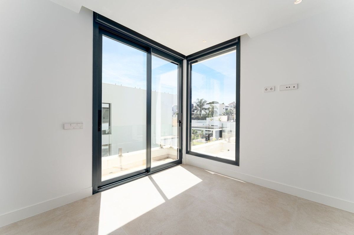 5 Bed Townhouse for sale in Atalaya Costa Del Sol, Málaga, Spain