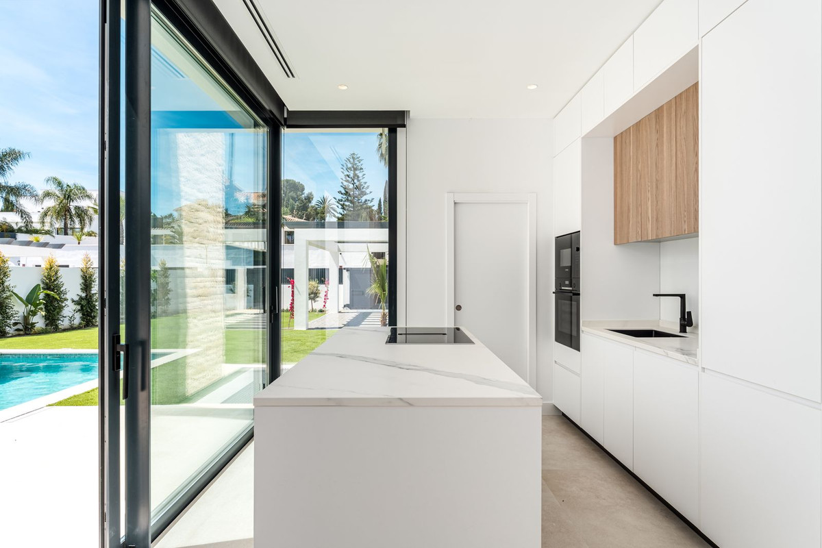 5 Bed Townhouse for sale in Atalaya Costa Del Sol, Málaga, Spain