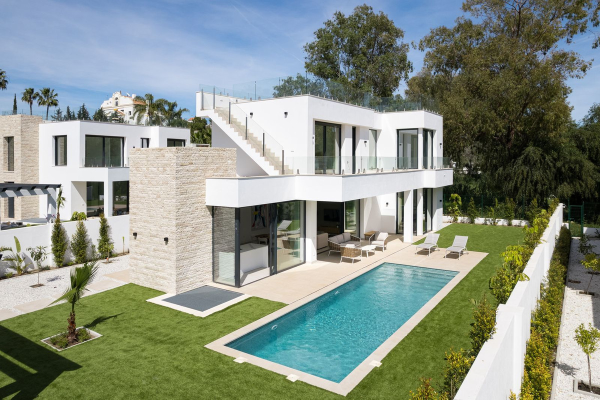 5 Bed Townhouse for sale in Atalaya Costa Del Sol, Málaga, Spain