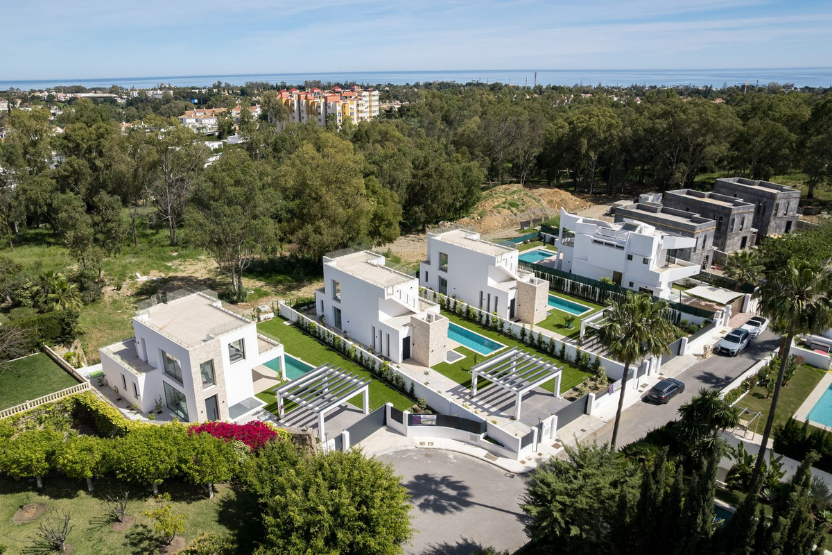 5 Bed Townhouse for sale in Atalaya Costa Del Sol, Málaga, Spain