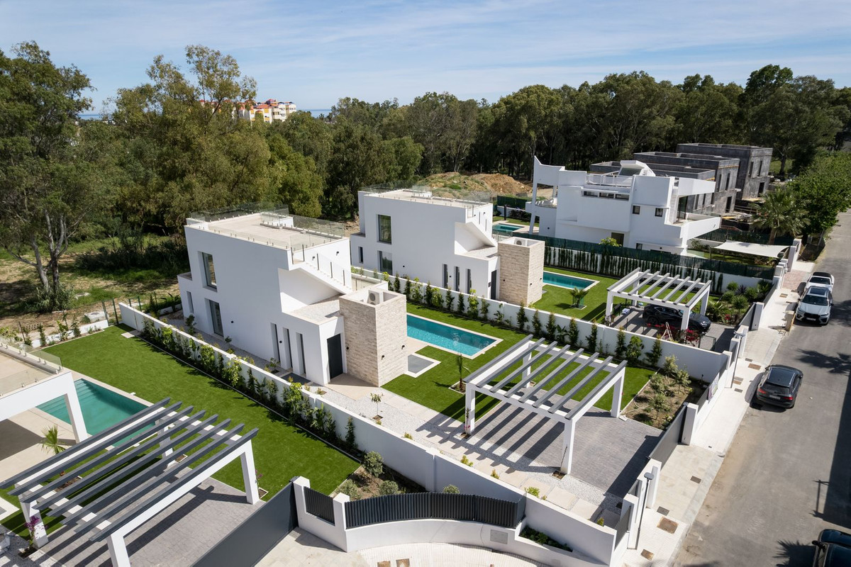 5 Bed Townhouse for sale in Atalaya Costa Del Sol, Málaga, Spain