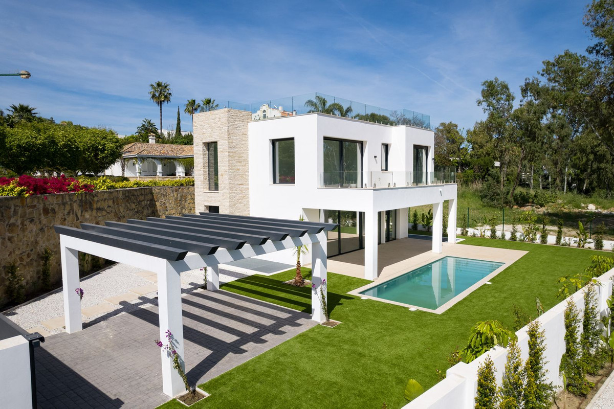 5 Bed Townhouse for sale in Atalaya Costa Del Sol, Málaga, Spain
