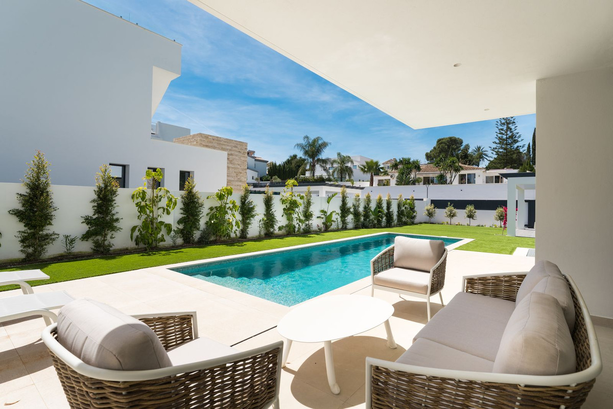 5 Bed Townhouse for sale in Atalaya Costa Del Sol, Málaga, Spain