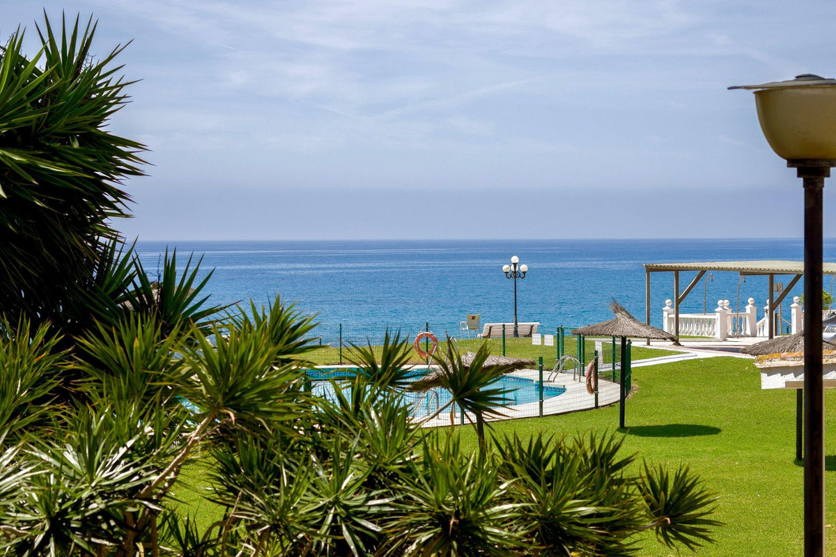 3 Bed Apartment for sale in Estepona Costa Del Sol, Málaga, Spain