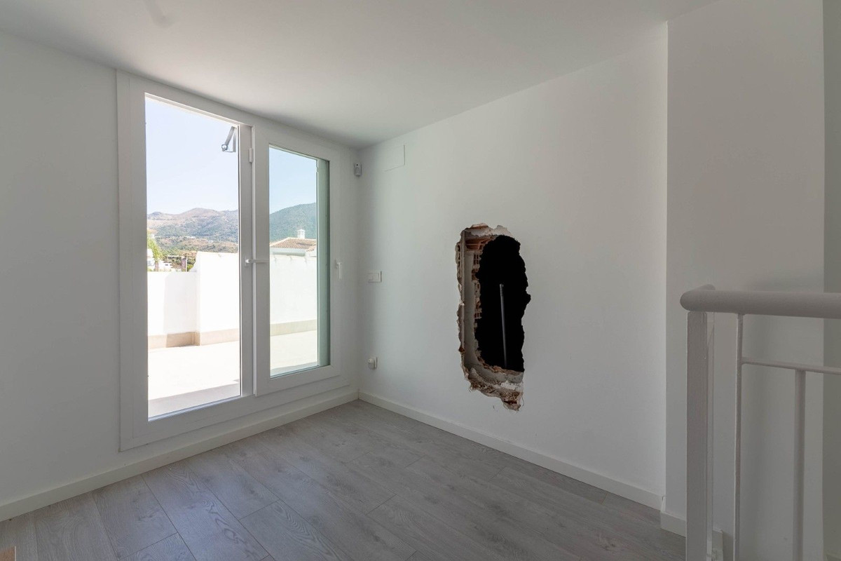 4 Bed Apartment for sale in Torreblanca Costa Del Sol, Málaga, Spain