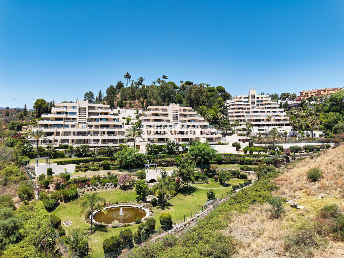 2 Bed Apartment for sale in Nueva Andalucía Costa Del Sol, Málaga, Spain