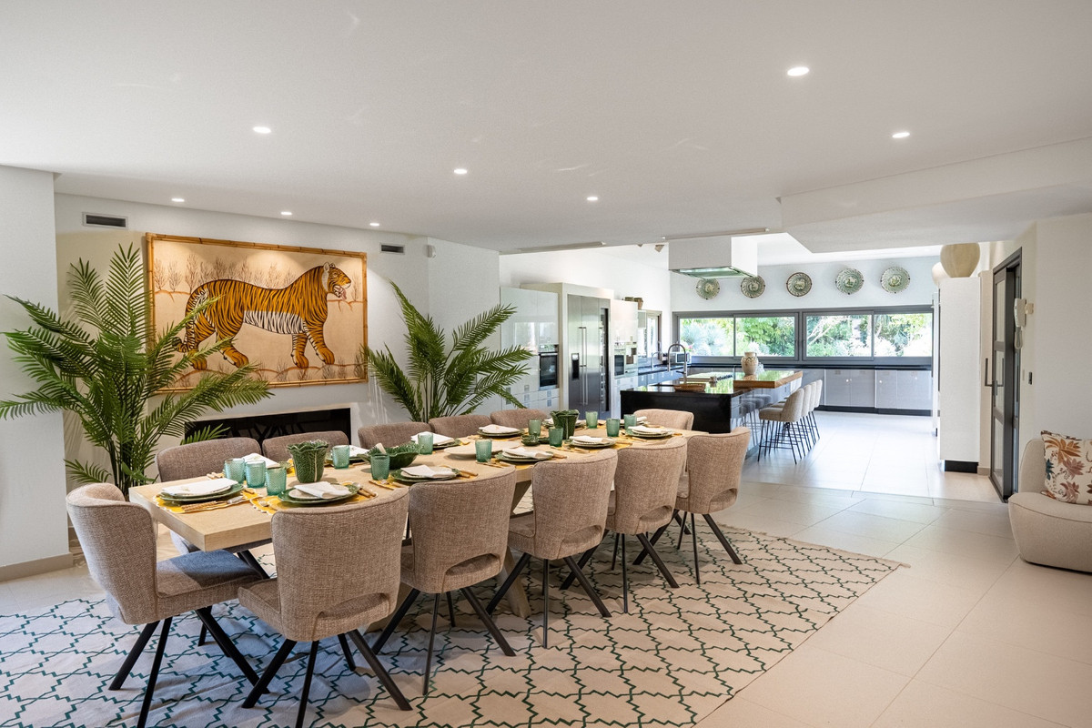 5 Bed Townhouse for sale in Nueva Andalucía Costa Del Sol, Málaga, Spain