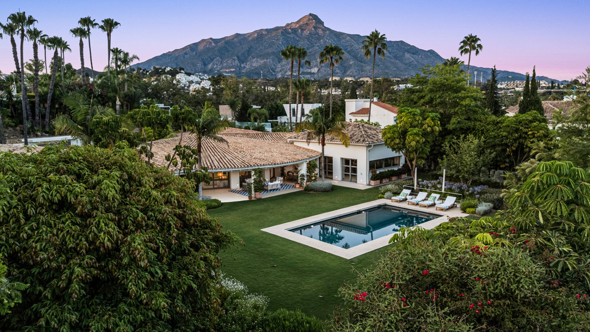 5 Bed Townhouse for sale in Nueva Andalucía Costa Del Sol, Málaga, Spain