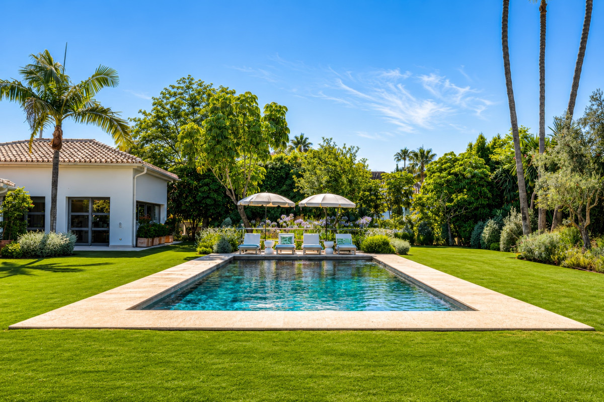 5 Bed Townhouse for sale in Nueva Andalucía Costa Del Sol, Málaga, Spain