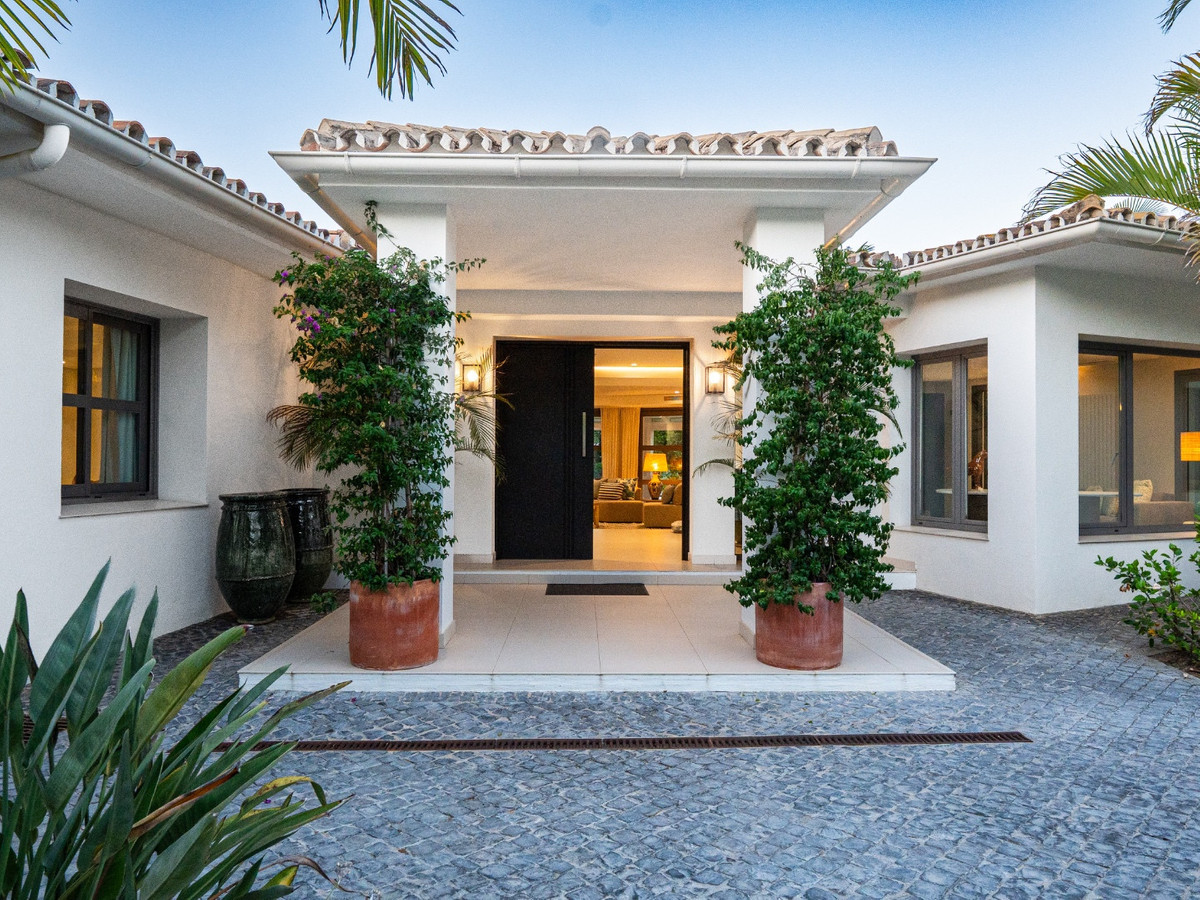 5 Bed Townhouse for sale in Nueva Andalucía Costa Del Sol, Málaga, Spain