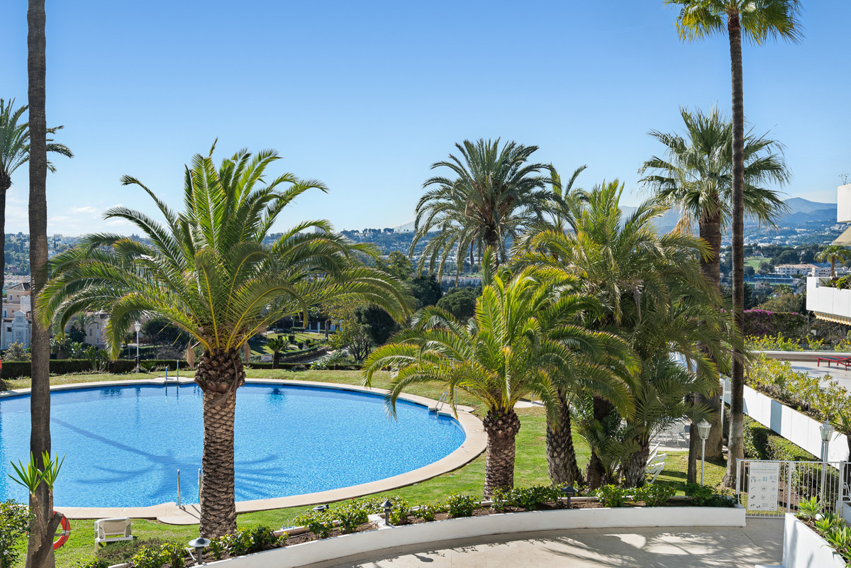 3 Bed Apartment for sale in The Golden Mile Costa Del Sol, Málaga, Spain
