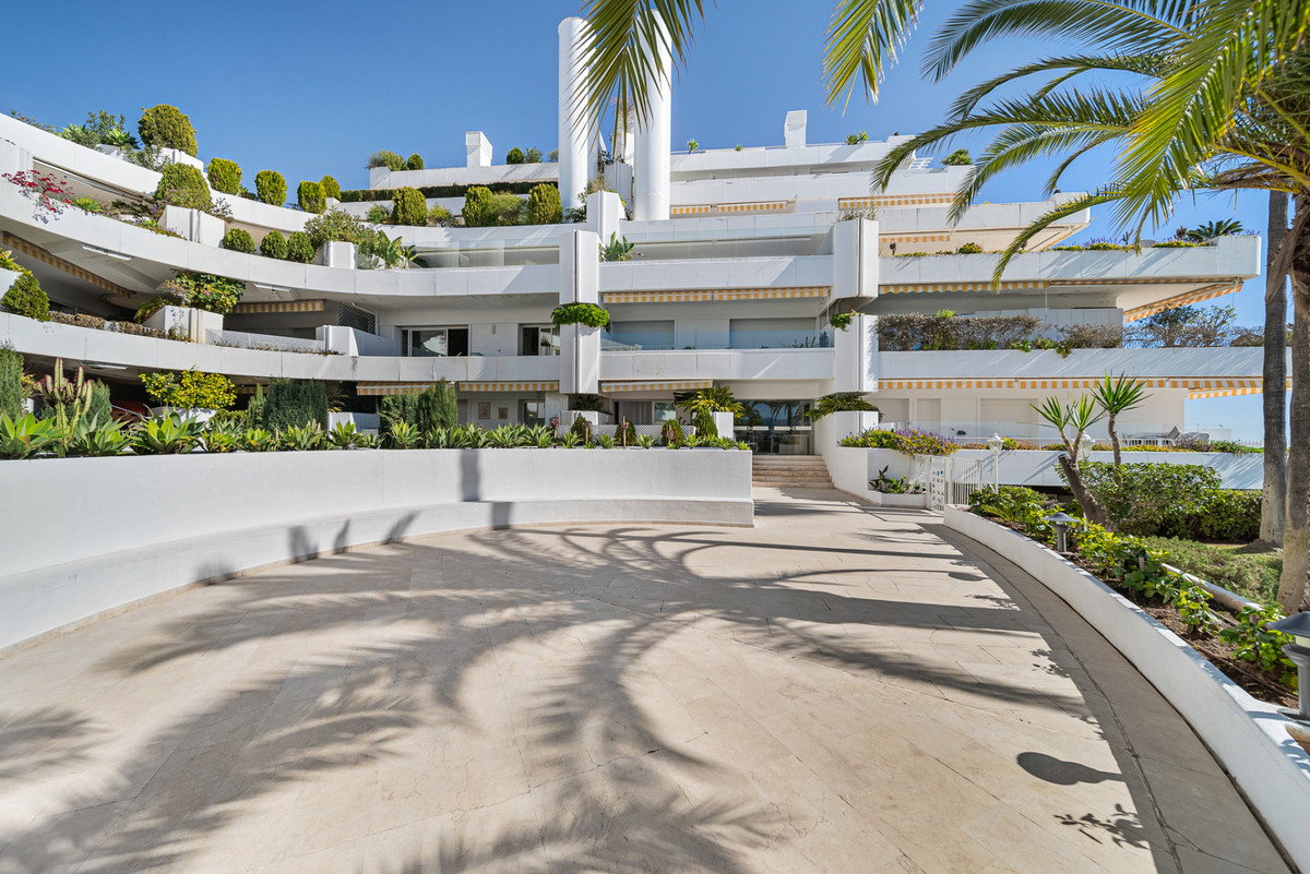 3 Bed Apartment for sale in The Golden Mile Costa Del Sol, Málaga, Spain