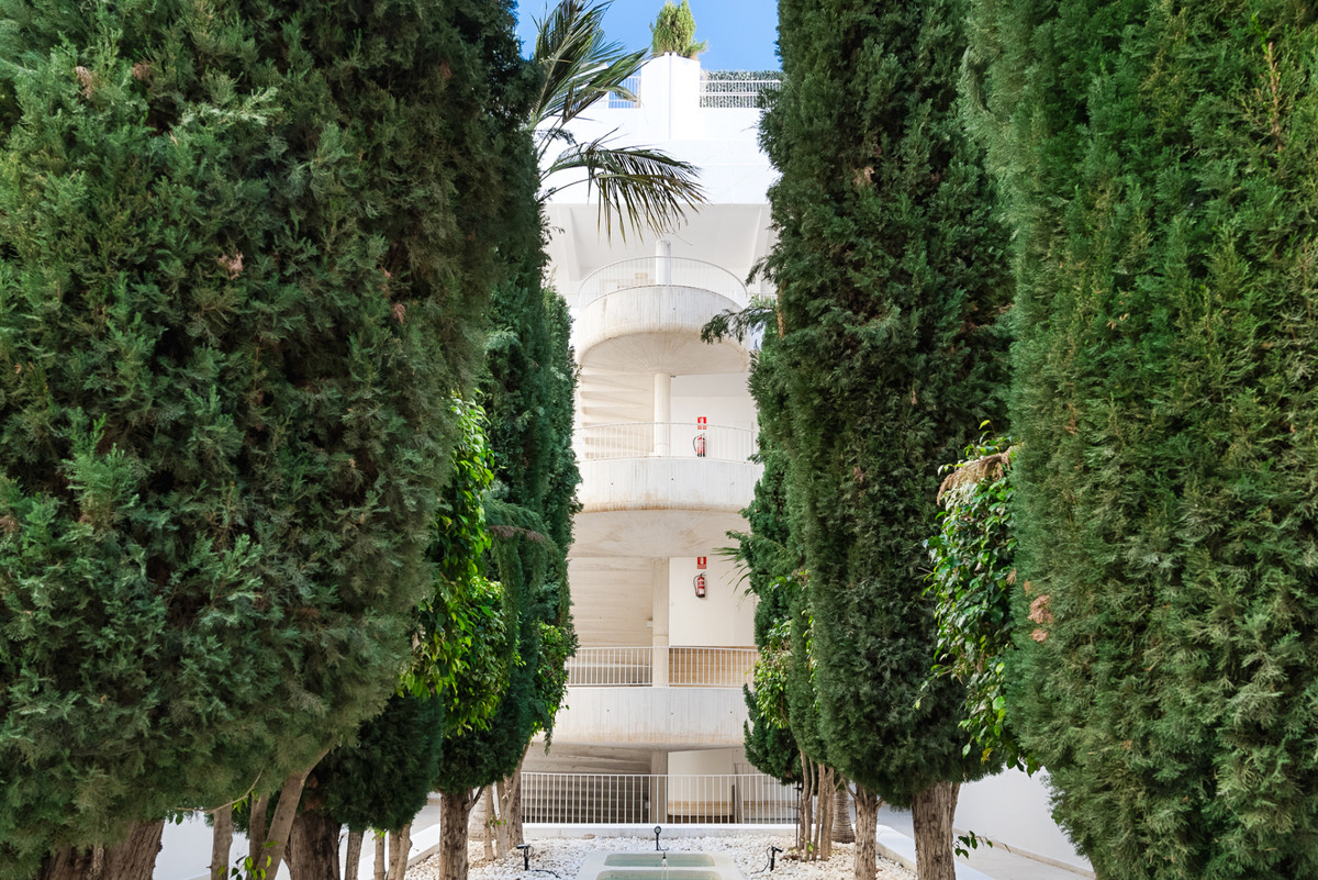 3 Bed Apartment for sale in The Golden Mile Costa Del Sol, Málaga, Spain