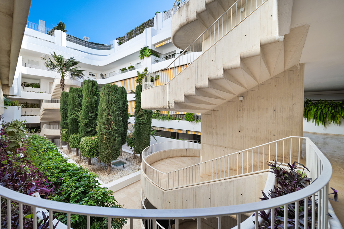 3 Bed Apartment for sale in The Golden Mile Costa Del Sol, Málaga, Spain