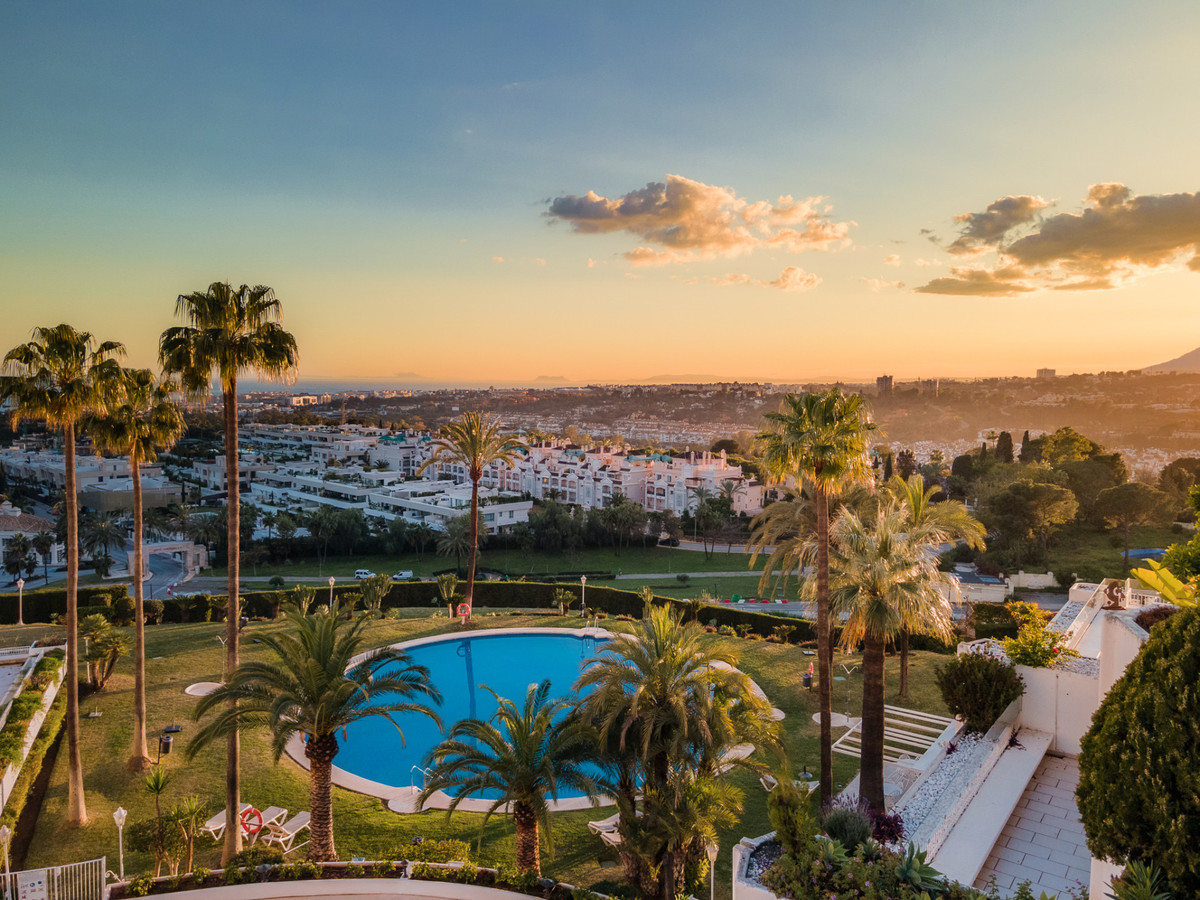 3 Bed Apartment for sale in The Golden Mile Costa Del Sol, Málaga, Spain