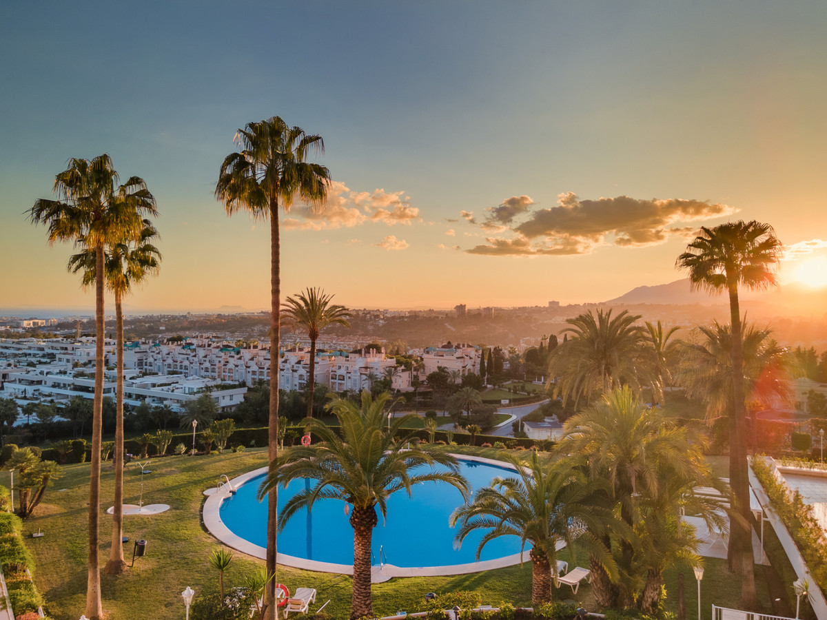 3 Bed Apartment for sale in The Golden Mile Costa Del Sol, Málaga, Spain