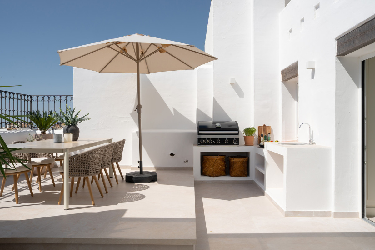 3 Bed Apartment for sale in Benahavís Costa Del Sol, Málaga, Spain
