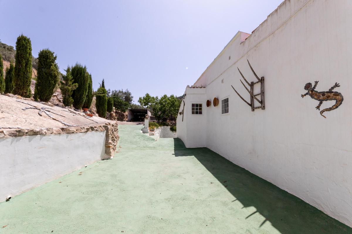 5 Bed Townhouse for sale in Cuevas De San Marcos Costa Del Sol, Málaga, Spain