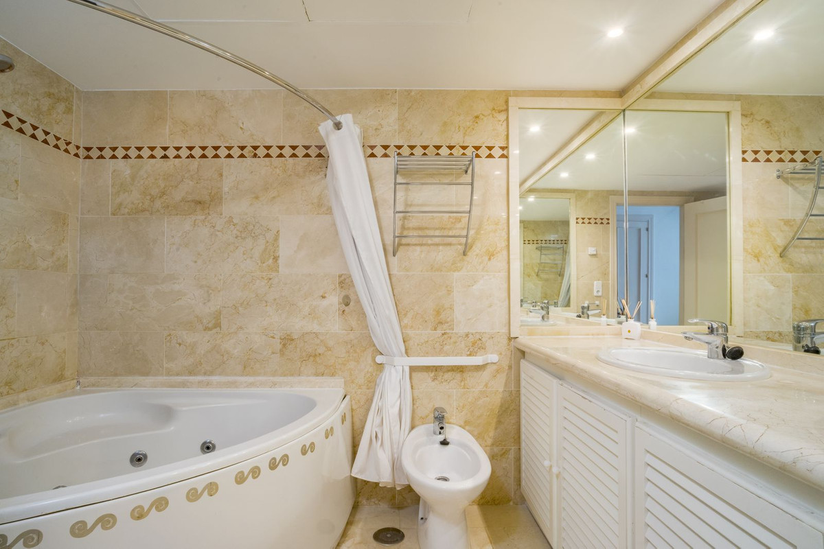 Se vende Apartamento Planta Media de 2 dormitorios en Costa Del Sol, Málaga, España