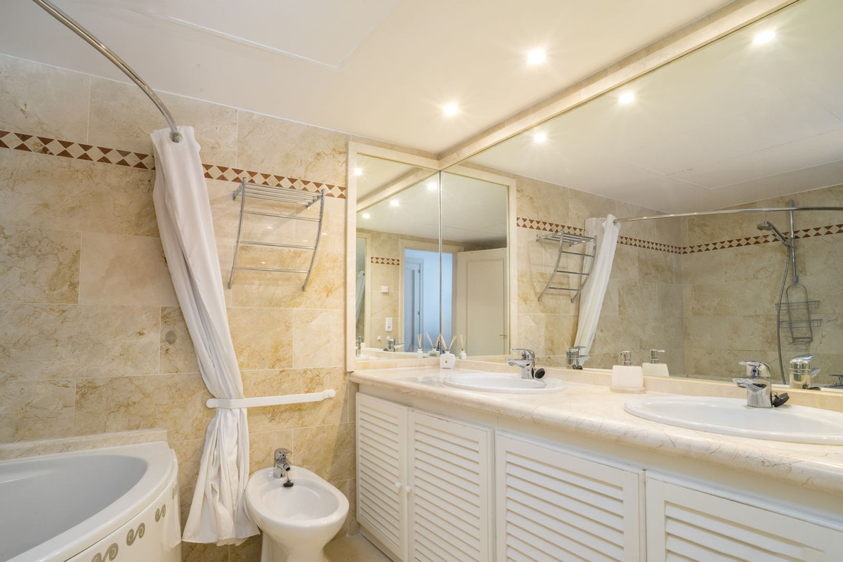 Se vende Apartamento Planta Media de 2 dormitorios en Costa Del Sol, Málaga, España