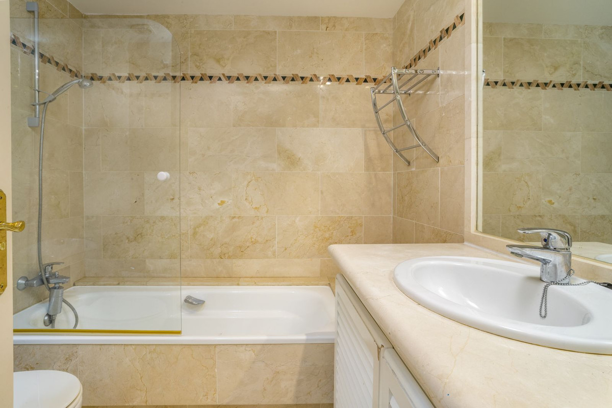 Se vende Apartamento Planta Media de 2 dormitorios en Costa Del Sol, Málaga, España