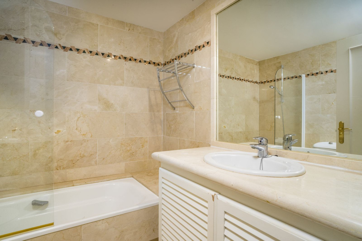 Se vende Apartamento Planta Media de 2 dormitorios en Costa Del Sol, Málaga, España