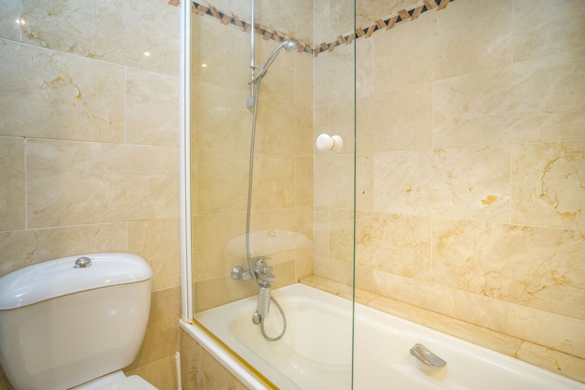 Se vende Apartamento Planta Media de 2 dormitorios en Costa Del Sol, Málaga, España