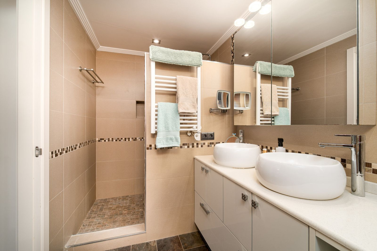6 Bed Townhouse for sale in El Padron Costa Del Sol, Málaga, Spain