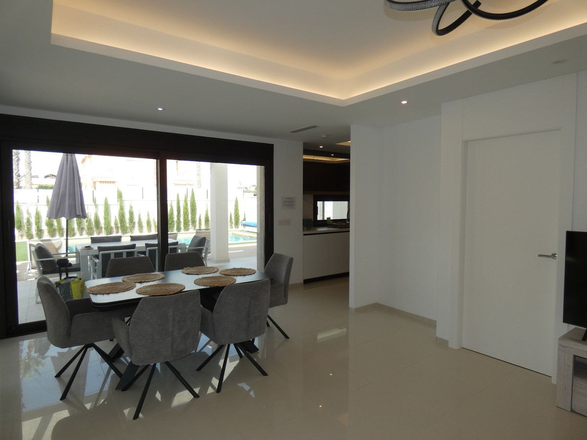 Se vende Villa - Chalet de 3 dormitorios en Costa Blanca, Alicante, España