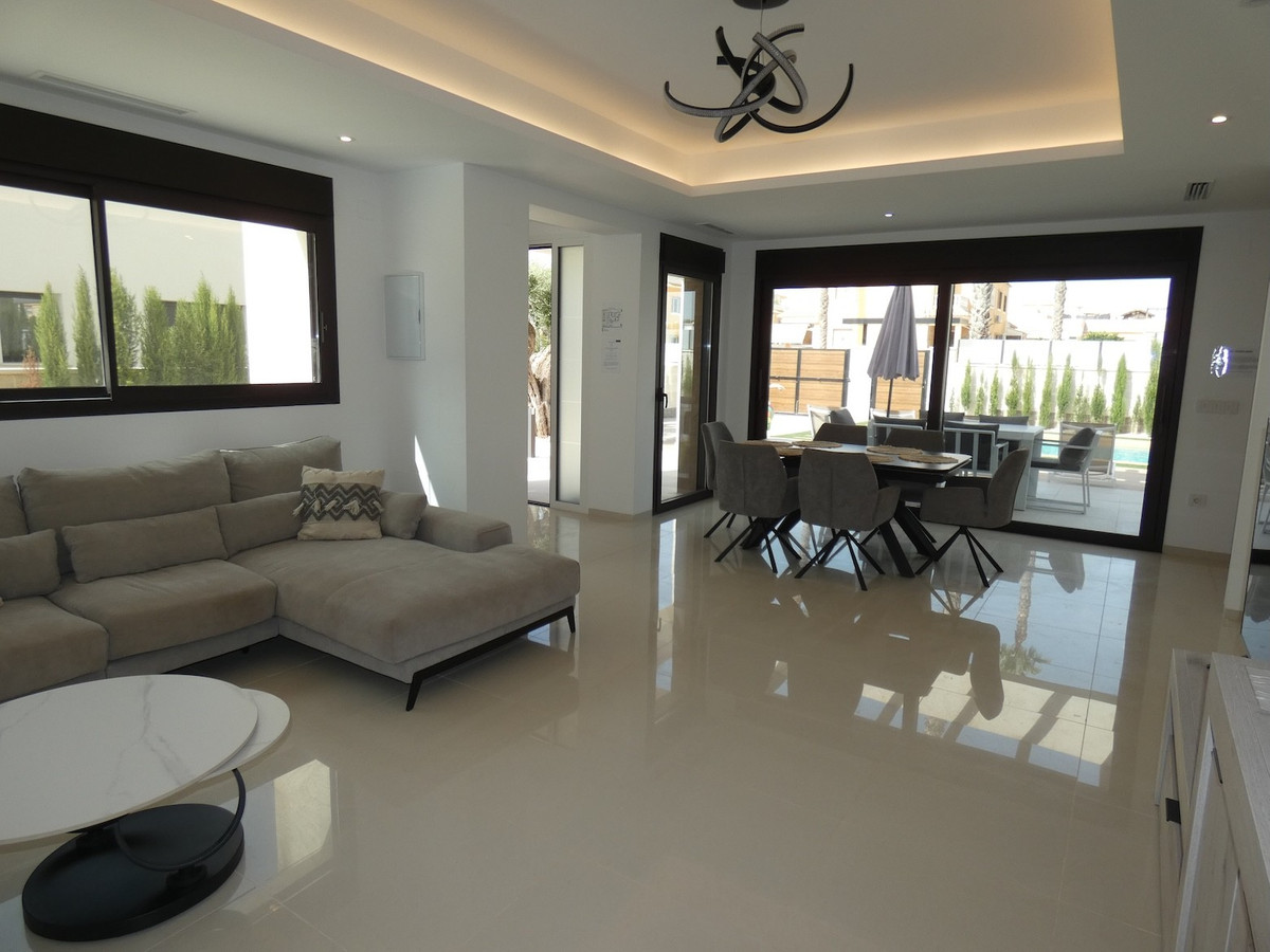 Se vende Villa - Chalet de 3 dormitorios en Costa Blanca, Alicante, España