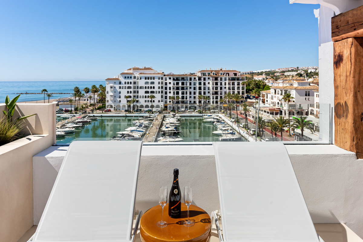 4 Bed Apartment for sale in La Duquesa Costa Del Sol, Málaga, Spain