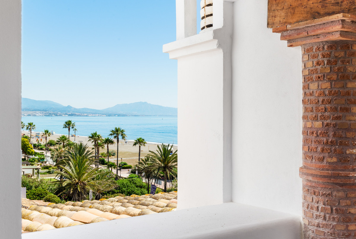 4 Bed Apartment for sale in La Duquesa Costa Del Sol, Málaga, Spain