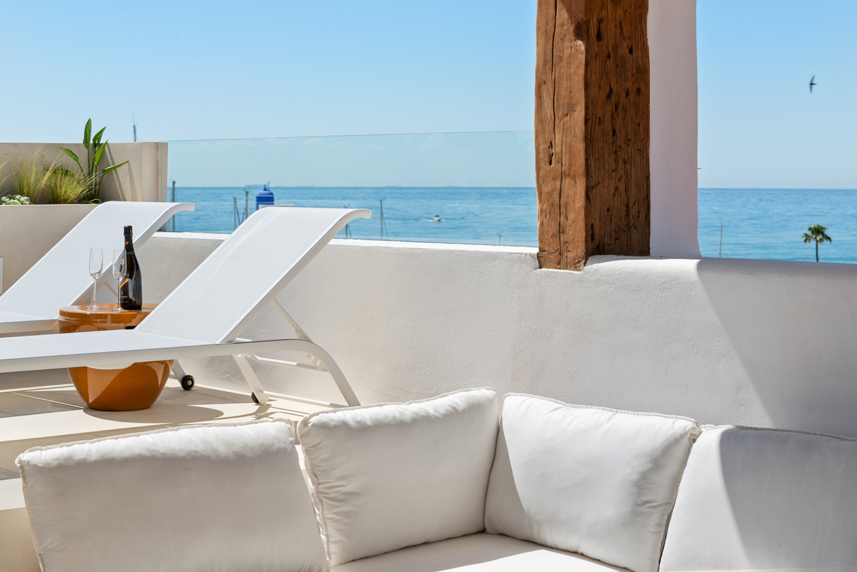 4 Bed Apartment for sale in La Duquesa Costa Del Sol, Málaga, Spain